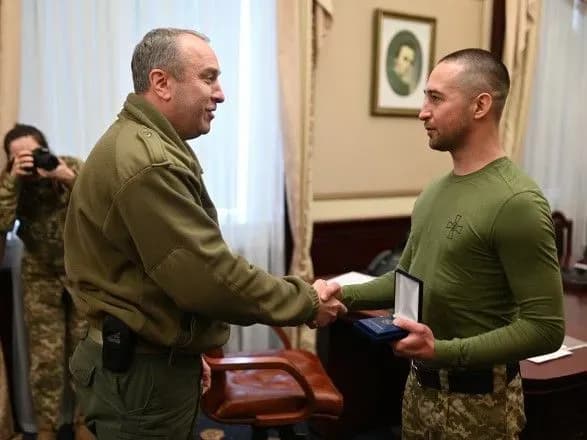 Автор легендарної фрази про "русский воєнный корабль" повернувся з полону