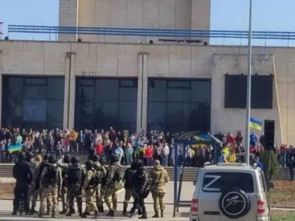 От вражеских обстрелов и взрывов на мирном митинге в Энергодаре 4 раненых - Энергоатом