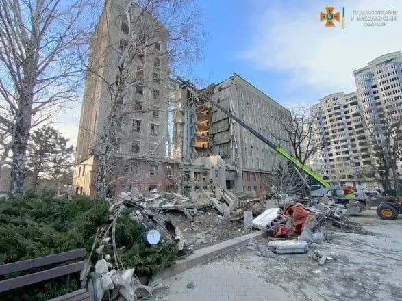 Из-за ракетного удара по Николаевской ОГА уже 33 погибших - ГСЧС