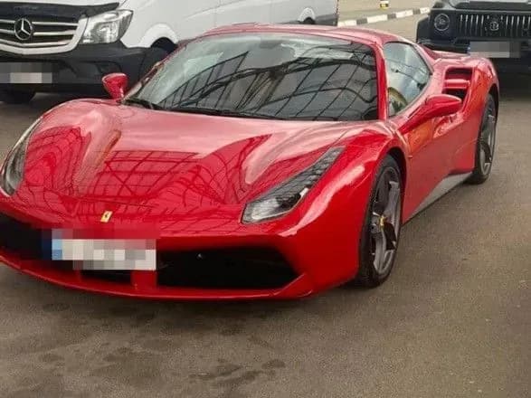 Mercedes та Ferrari: батько з донькою хотіли вивезти за кордон елітні іномарки