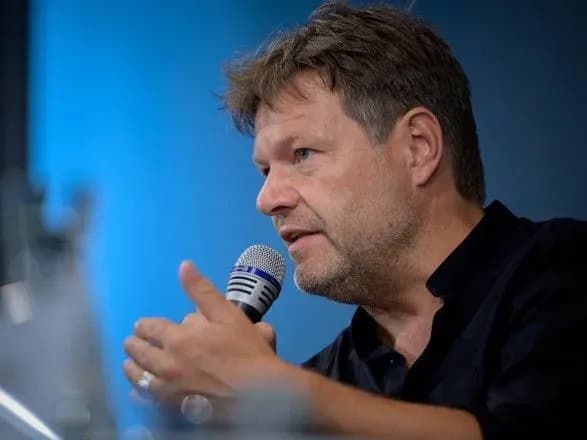 Заступник Шольца виступив за швидку передачу німецької зброї в Україну