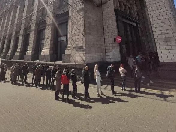 У Києві за маркою з російським кораблем вишикувалася велика черга