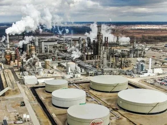 ЄС планує поетапне нафтове ембарго проти рф, але після виборів у Франції - NYT