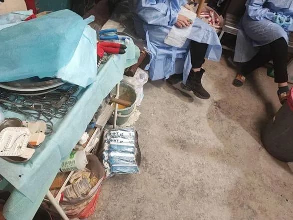 Страшні фото: Маріупольська міськрада показала, як виглядає госпіталь в одному з укриттів "Азовсталі"