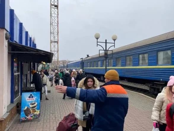 Переселенці про міста, які вони вимушено покинули: "У нас сирени вже не звучать. Лише суцільні вибухи…"