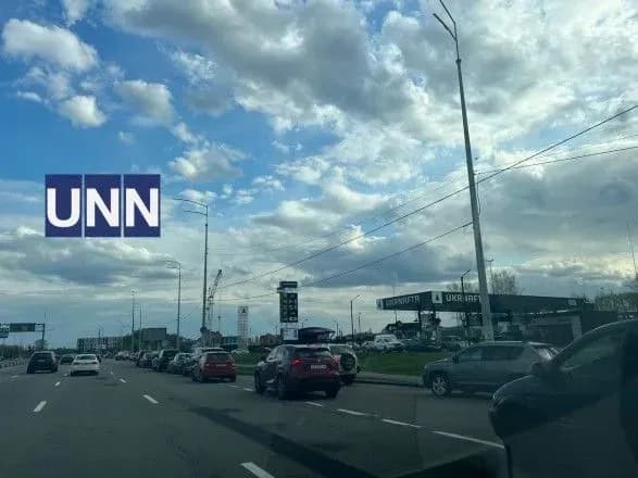 Кілометрові черги на заправки: у Києві 1,5 тис. кубометрів пального розкупили за 20 хвилин