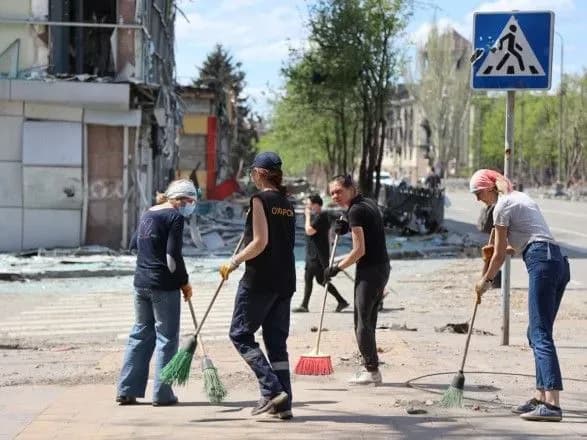 Люди працюють за їжу: як окупанти готують центр Маріуполя до "параду" 9 травня