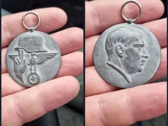 Маріуполь: загарбники почали використовувати розграбовані музейні експонати для фейкових новин