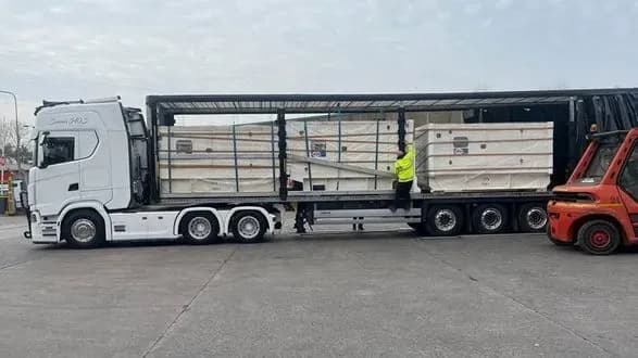 Велика Британія передала Україні партію мобільних електрогенераторів