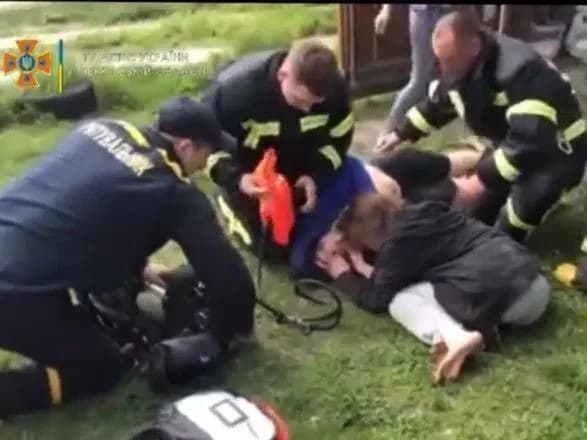 У Черкасах двоє дівчат-підлітків впали у двометрову яму