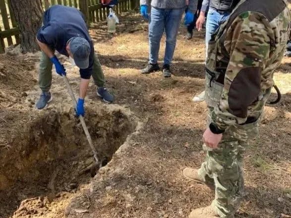 Расстреляли в авто и переехали танком: под Киевом обнаружили тела двух мужчин, убитых оккупантами