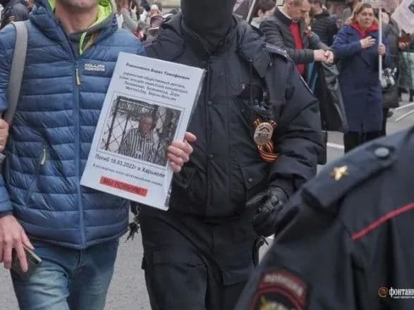 Вышел с портретом узника концлагерей, погибшего от обстрела оккупантов в Харькове: в рф задержали депутата