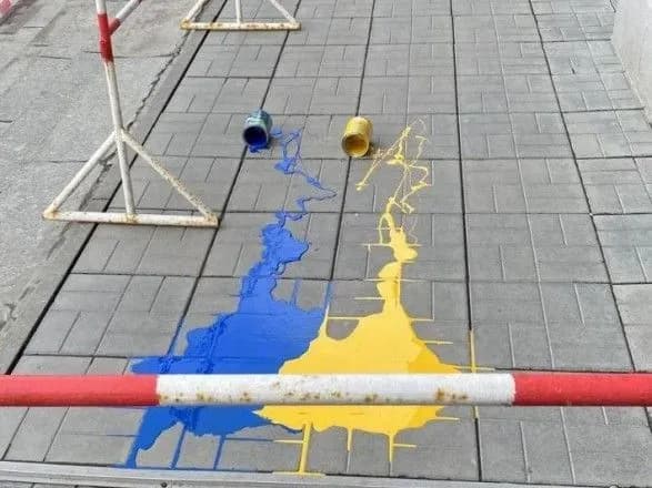 Облив синьою і жовтою фарбою ґанок мерії: у Новосибірську оштрафували чоловіка за "дискредитацію російської армії"