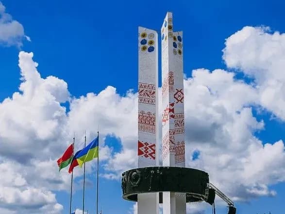 Присвячений "дружбі" України, білорусі та рф монумент "Три сестри" почали зносити