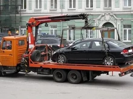 Евакуатори у Києві не припиняли свою роботу, попри воєнний стан – Поворозник