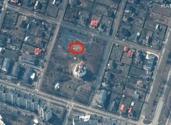 "Братська могила" на церковному подвір’ї Бучі: росіяни забрали список з детальною інформацією про похованих