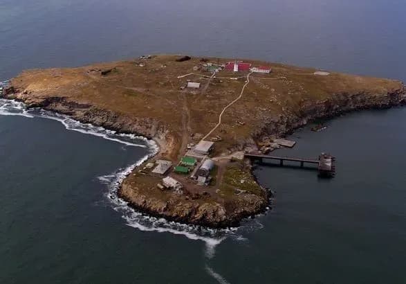 Генштаб: біля Зміїного окупанти ведуть підйомно-рятувальні роботи на місці знищення десантного катера рф