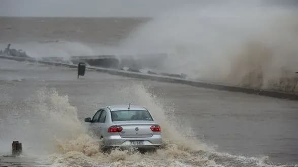 Тропічний циклон знеструмив 182 тисячі будинків на півдні Бразилії