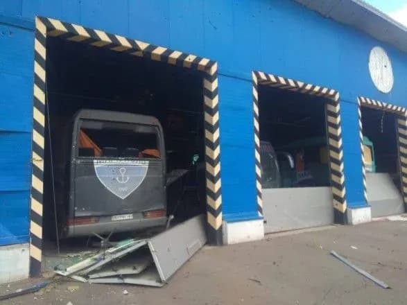 Російські окупанти планують використовувати автобуси футбольної команди "Маріуполь" для пропаганди