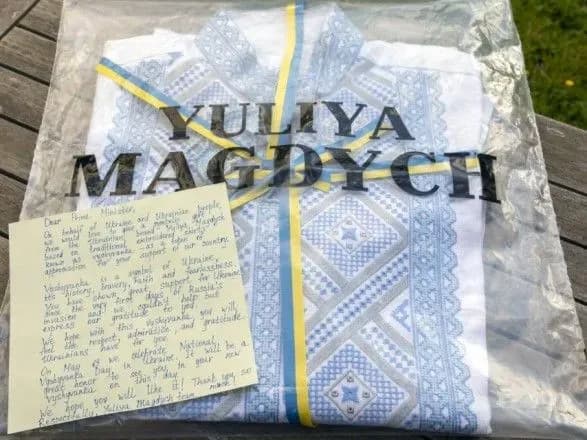 Джонсону подарували дизайнерську вишиванку з України