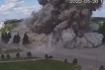 "Абсолютне зло": Зеленський показав відео "прильоту" по будинку культури у Лозовій