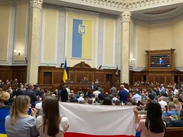 Зустріли з оплесками: у ВР розпочався виступ президента Польщі Анджея Дуди