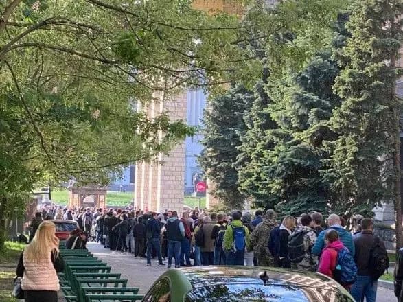 Зібралися заздалегідь: у Києві за маркою "Русский военный корабль... Все!" вишикувалася велика черга
