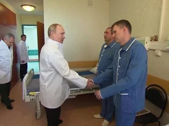 Глядачі записують військових із відео з путіним у співробітники ФСБ. Занадто здорові для поранених