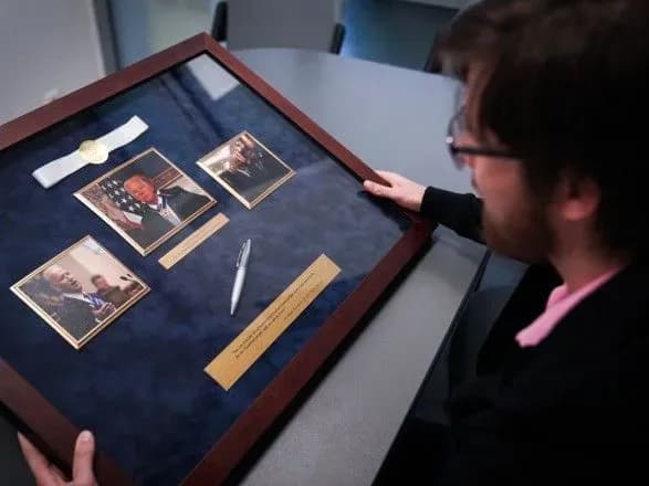 Іменну ручку Байдена продали з молотка за 600 тисяч - ці гроші підуть на ЗСУ