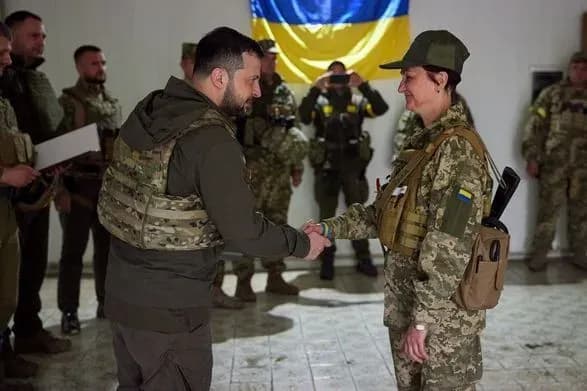 Зеленський вперше відвідав передові позиції за межами Київської області в Харкові. В місті лунають вибухи