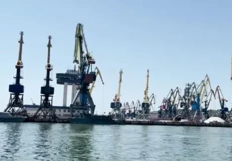 У Маріуполі окупанти завершили завантаження української сталі на судно рф