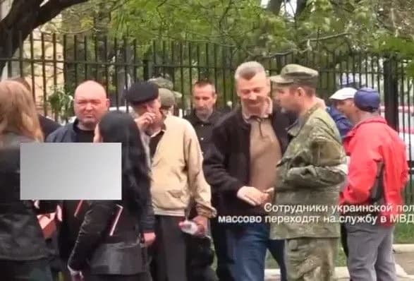Так виглядає зрада: з'явилось відео як поліцейські Маріуполя переходять на співпрацю з ворогом