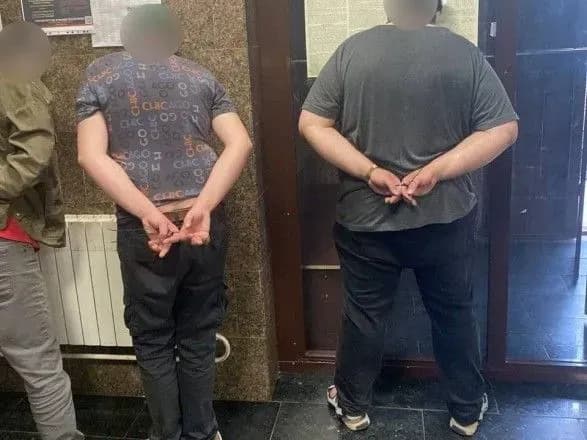 У Києві полісмени затримали чоловіків, які надсилали інформацію про вибухи на російські номери