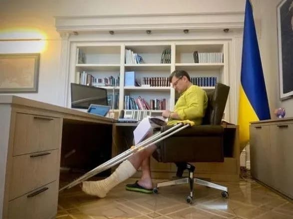 Тут могла бути історія про ворожу ДРГ: міністр Кулеба віджартувався про пошкоджену ногу