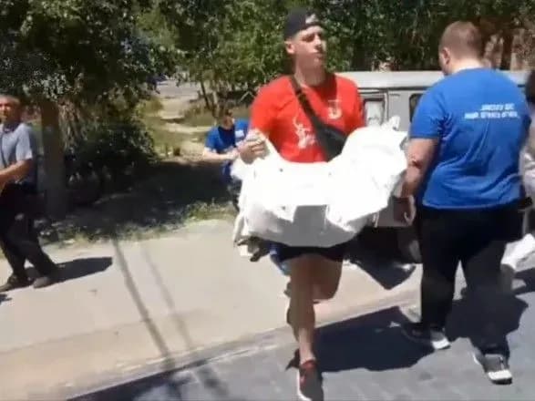 Денацифікація в дії: окупанти вивезли з бібліотеки Маріуполя до Донецька українські книжки