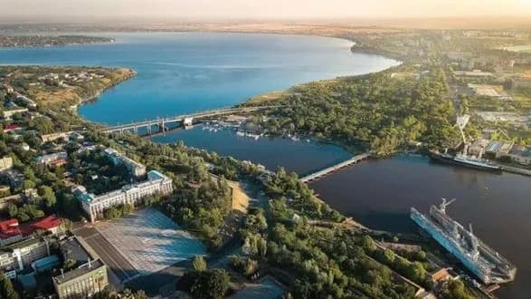 Ворожий обстріл житлового кварталу Миколаєва: у будинку пошкоджено 6 квартир, поранено одну людину