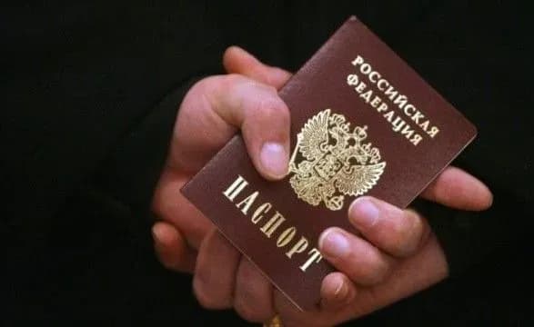 Завозять родини військових та примусово паспортизують: що роблять рашисти для тривалого утримання окупованих територій