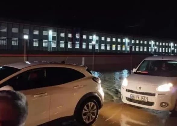 Через повінь у Туреччині закрили для руху трасу на столицю