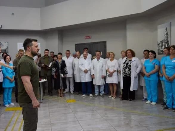 Зеленський відвідав лікарню в Одесі та вручив нагороди медичним працівникам