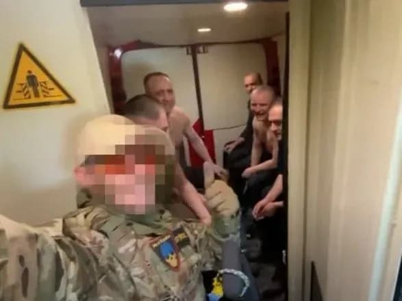 Героям слава! З'явились відео, як 5 українців повертаються з полону рф