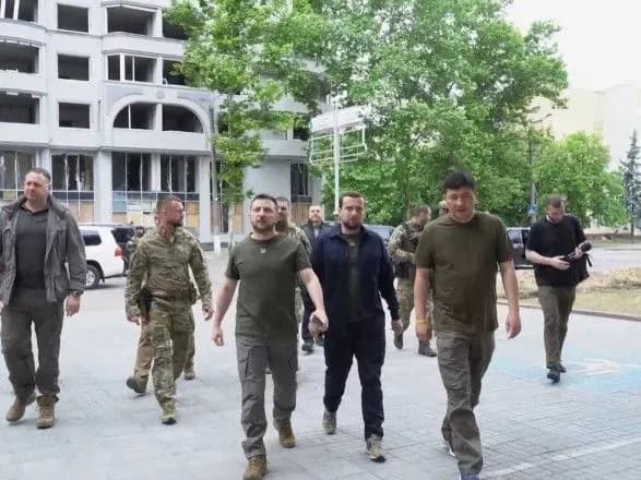 Зеленский осмотрел разрушенную рашистами ОГА в Николаеве: поручил помочь семьям погибших