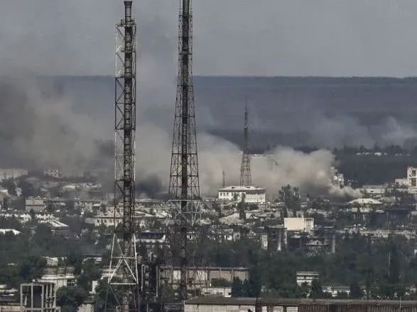 У Сєвєродонецьку бої тривають вже у промзоні, ЗСУ контролюють лише територію “Азоту” — Гайдай