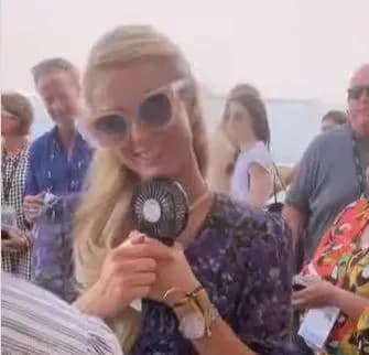 На Cannes Lions у Періс Хілтон помітили на руці синьо-жовту стрічку