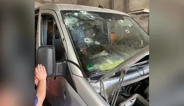 На Херсонщині ворог обстріляв автомобіль волонтерів