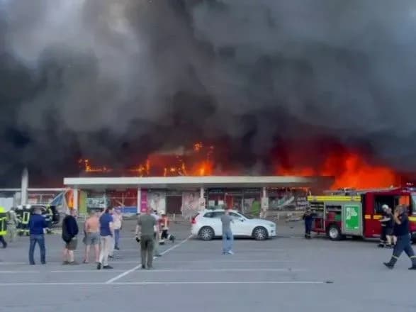 Ворожий удар по ТЦ в Кременчуці: з'явилося відео з моментом попадання російської ракети