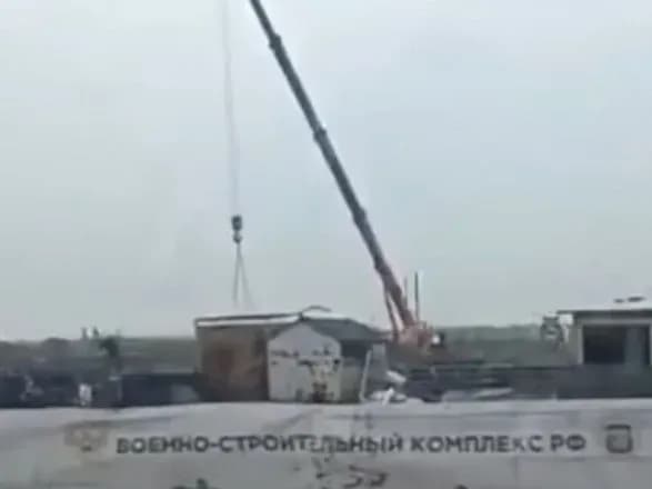 Під приводом відновлення міста: у Маріуполі окупанти будують військові об’єкти