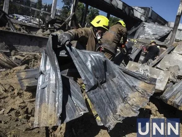 На місці завалів у Кременчуку втратив свідомість один з рятувальників, двоє травмувалися через зсув