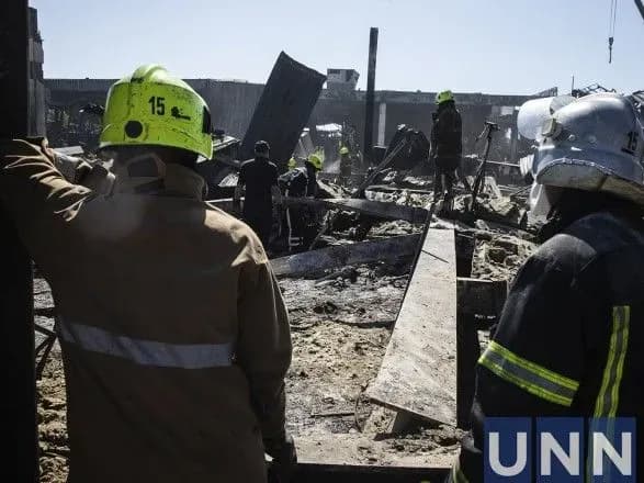 Ракетний удар по ТЦ у Кременчуці: завали розібрали на 75%, знайшли 8 фрагментів тіл