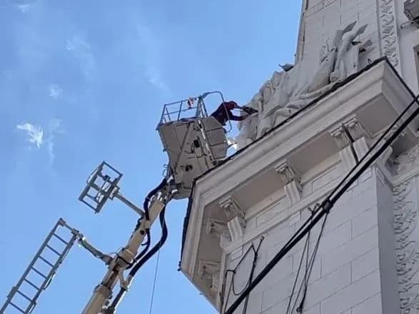 Замаскировали тканью: в Харькове готовятся демонтировать гербы СССР из здания горсовета