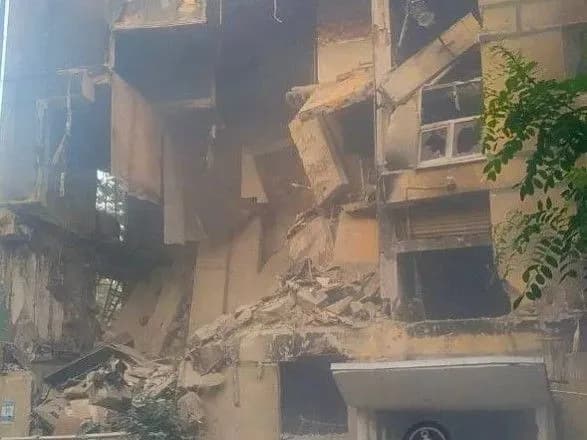 В Мариуполе начали обрушиваться обстрелянные дома